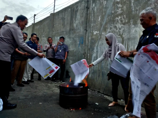 Ketua KPU Kota Bandung Wenti Frihadianti (berhijab) saat pemusnahan surat suara rusak dan lebih, Selasa (13/02)