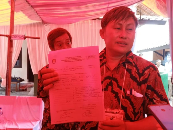 Sumiarsih, seorang saksi dari Partai Nasdem Cimahi meradang akibat tak adanya surat suara Pilpres 2024.