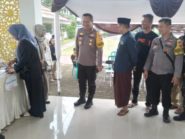 Kapolresta Bandung, Kombes Pol Kusworo Wibowo saat kunjungi TPS 51, di Komplek GBM 21, Desa Cinunuk, Kecamatan Cileunyi, Kabupaten Bandung.