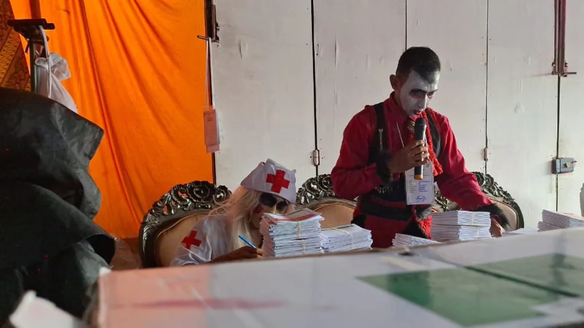 Petugas TPS 05 di Banjaran, Kabupaten Bandung mengenakan kostum horor untuk menarik minat warga dalam memilih.