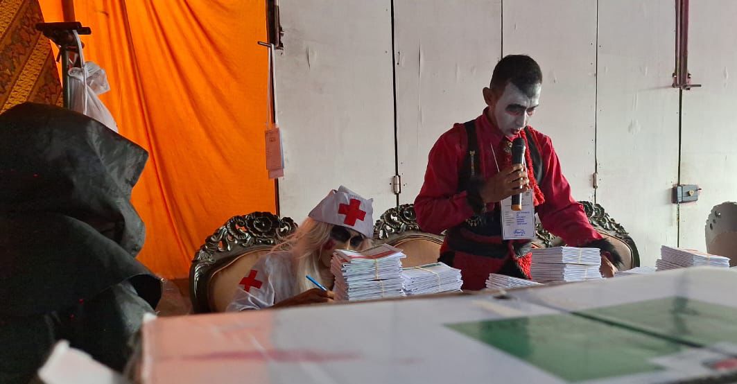 Petugas TPS 05 di Banjaran, Kabupaten Bandung mengenakan kostum horor untuk menarik minat warga dalam memilih.