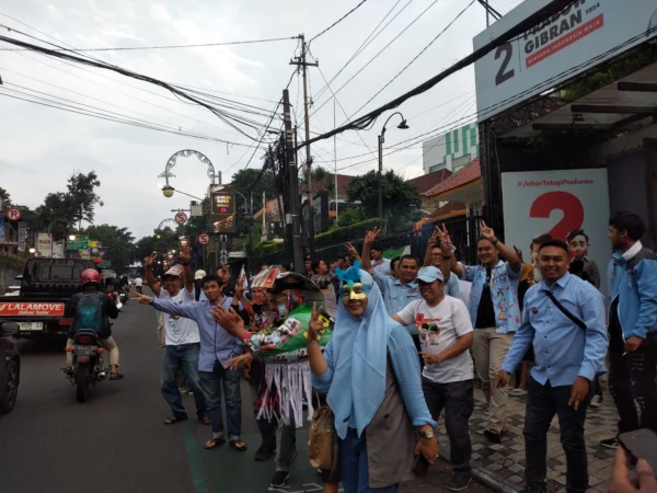 Sejumlah relawan Prabowo Gibran yang bergembira di depan Sekretariat TKD Jabar, Rabu (14/02).