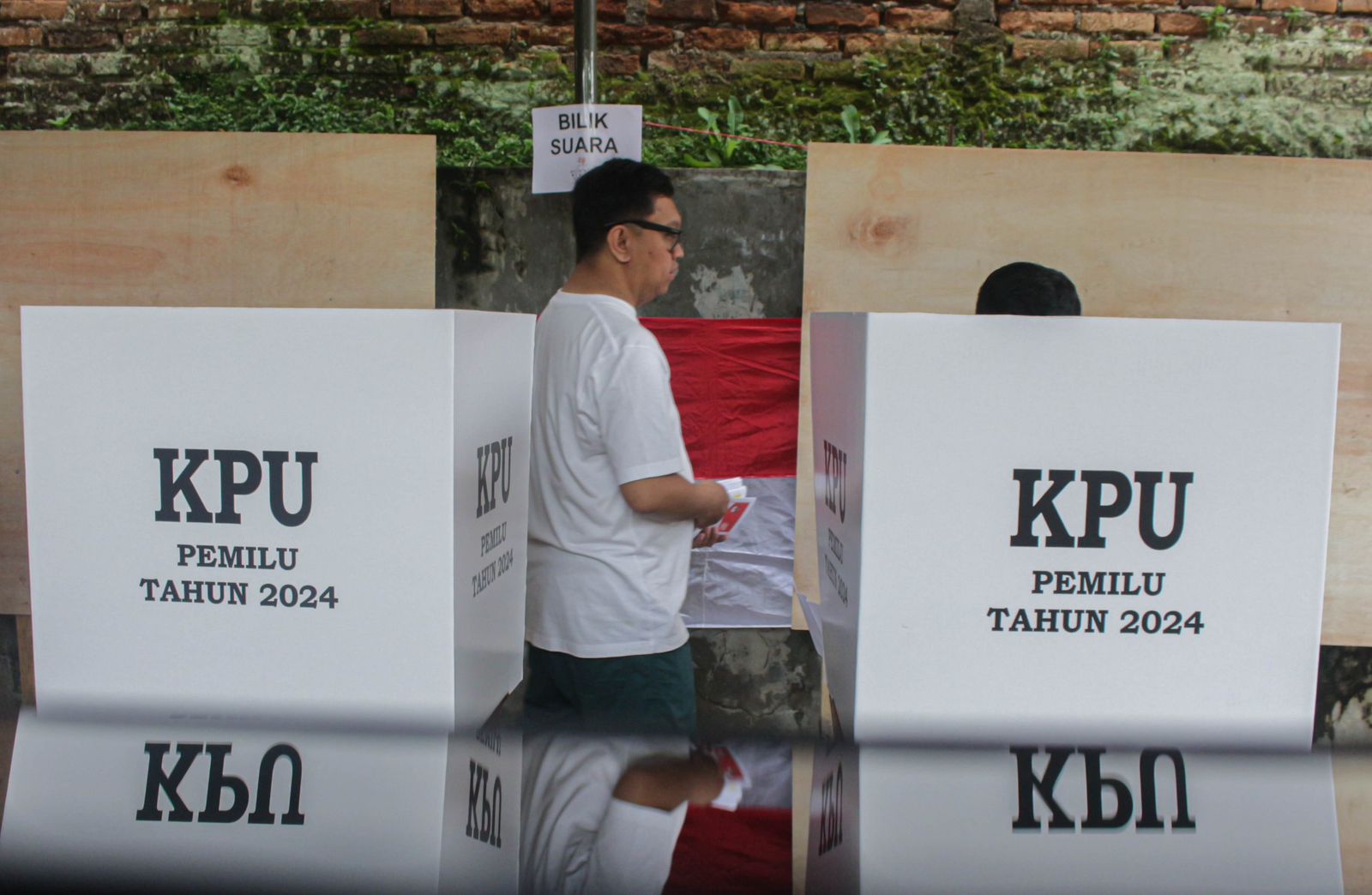 Masyarakat saat mencoblos di bilik suara TPS dalam Pemilu 2024. (Pandu Muslim/Jabar Ekspres)