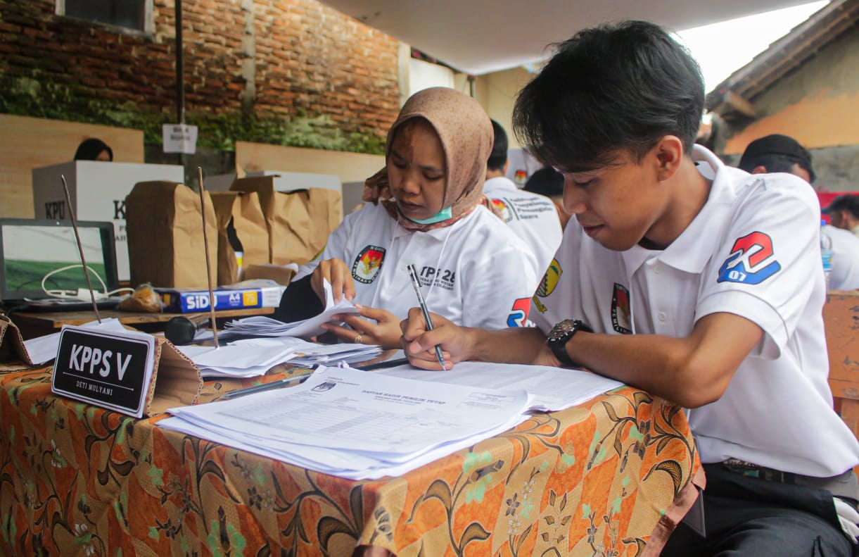 Ilustrasi: Petugas KPPS mendata masyarakat Kota Bandung dalam Daftar Pemilih Tetap (DPT) sebelum menycoblos.