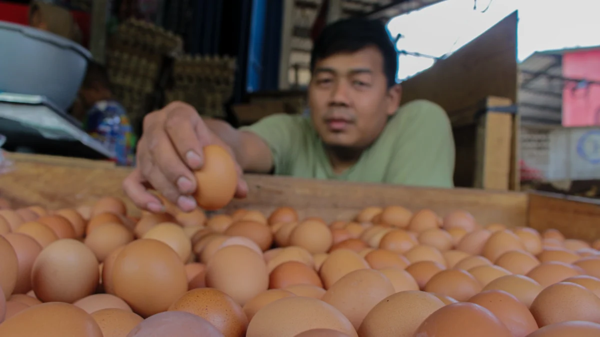 HARGA KOMODITI PANGAN MEROKET: Penjual telur di Pasar Gedebage, Kota Bandung.
