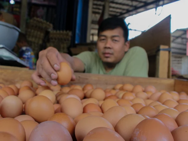 HARGA KOMODITI PANGAN MEROKET: Penjual telur di Pasar Gedebage, Kota Bandung.