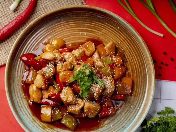 Resep Ayam Kung Pao Khas Tiongkok dengan Cita Rasa Pedas, Manis, dan Gurih! (ilustrasi: Freepik)