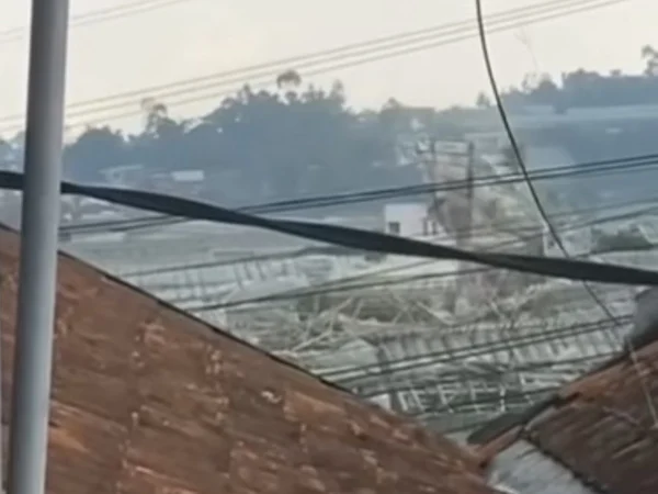 liung merusak atap pabrik tahu di kawasan Parongpong, Kabupaten Bandung Barat. Minggu (18/2). Foto tangkapan layar video