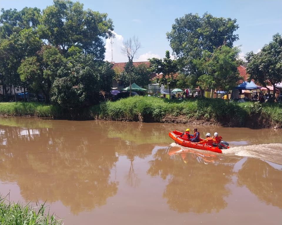 Tim SAR gabungan saat melakukan pencarian korban yang diduga terbawa arus Sungai Citarum di Kecamatan Solokanjeruk, Kabupaten Bandung, Minggu (18/2).