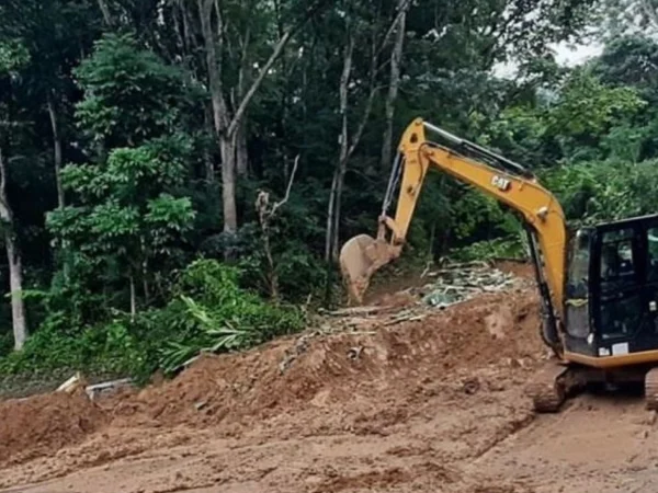 Alat berat diturunkan untuk membersihkan material longsor di Jalan PLTA Saguling, Kecamatan Cipatat, Kabupaten Bandung Barat (KBB), Senin (19/2).