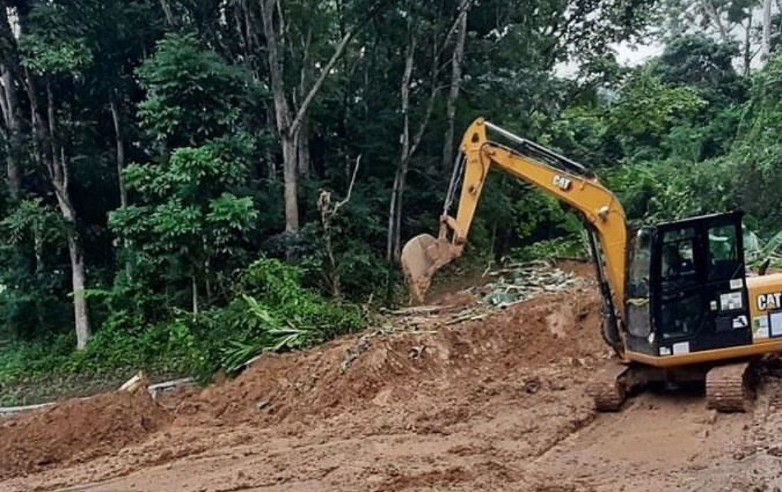 Alat berat diturunkan untuk membersihkan material longsor di Jalan PLTA Saguling, Kecamatan Cipatat, Kabupaten Bandung Barat (KBB), Senin (19/2).