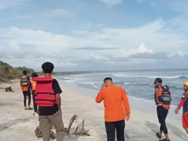 Tim SAR saat proses pencarian ABK asal Magelang yang hilang di perairan laut Sukabumi.