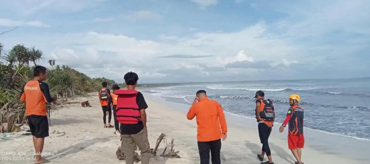 Tim SAR saat proses pencarian ABK asal Magelang yang hilang di perairan laut Sukabumi.