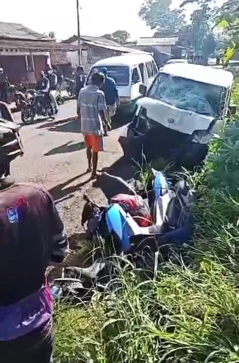 Kondisi kendaraan yang ringsek akibat laka lantas di Jalan Sukabumi - Bogor (18/2).