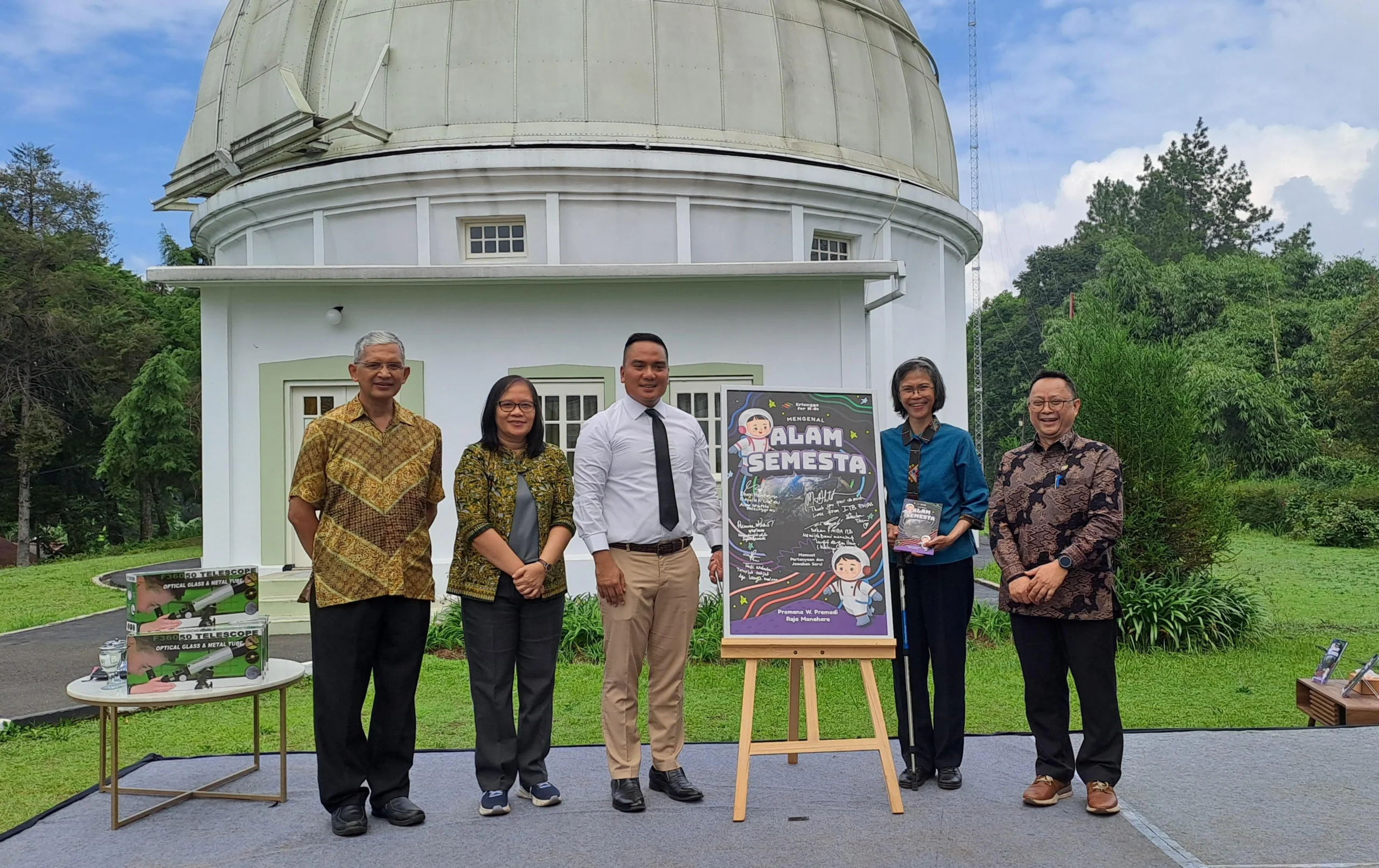 Gandeng Observatorium Bosscha, Penerbit Erlangga Luncurkan Buku Belajar Mengenal Alam Semesta