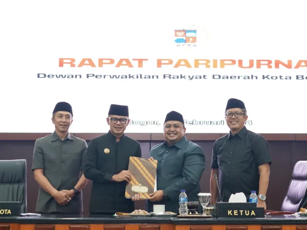 Wali Kota Bogor Bima Arya saat menyerahkan Tiga Draft Raperda baru kepada Ketua DPRD Kota Bogor, Atang Trisnanto.