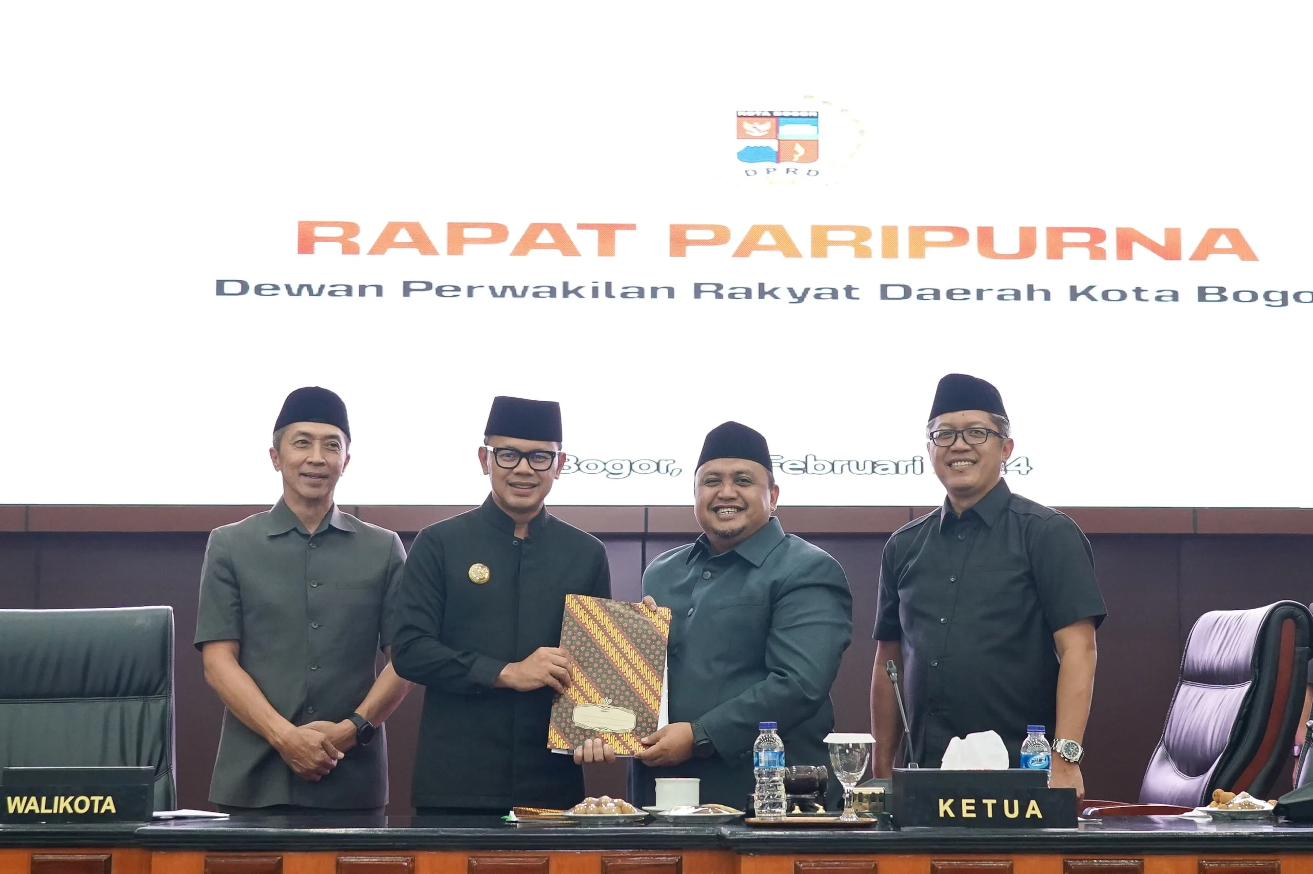 Wali Kota Bogor Bima Arya saat menyerahkan Tiga Draft Raperda baru kepada Ketua DPRD Kota Bogor, Atang Trisnanto.