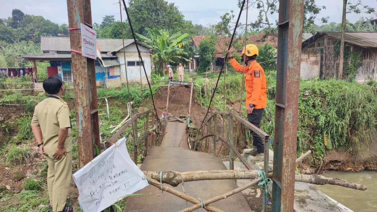 Jembatan penghubung Kampung Cicewol dengan Kampung Legos, Kecamatan Cicurug, Kabupaten Sukabumi ambruk, Minggu (18/2).