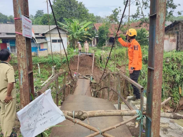 Jembatan penghubung Kampung Cicewol dengan Kampung Legos, Kecamatan Cicurug, Kabupaten Sukabumi ambruk, Minggu (18/2).