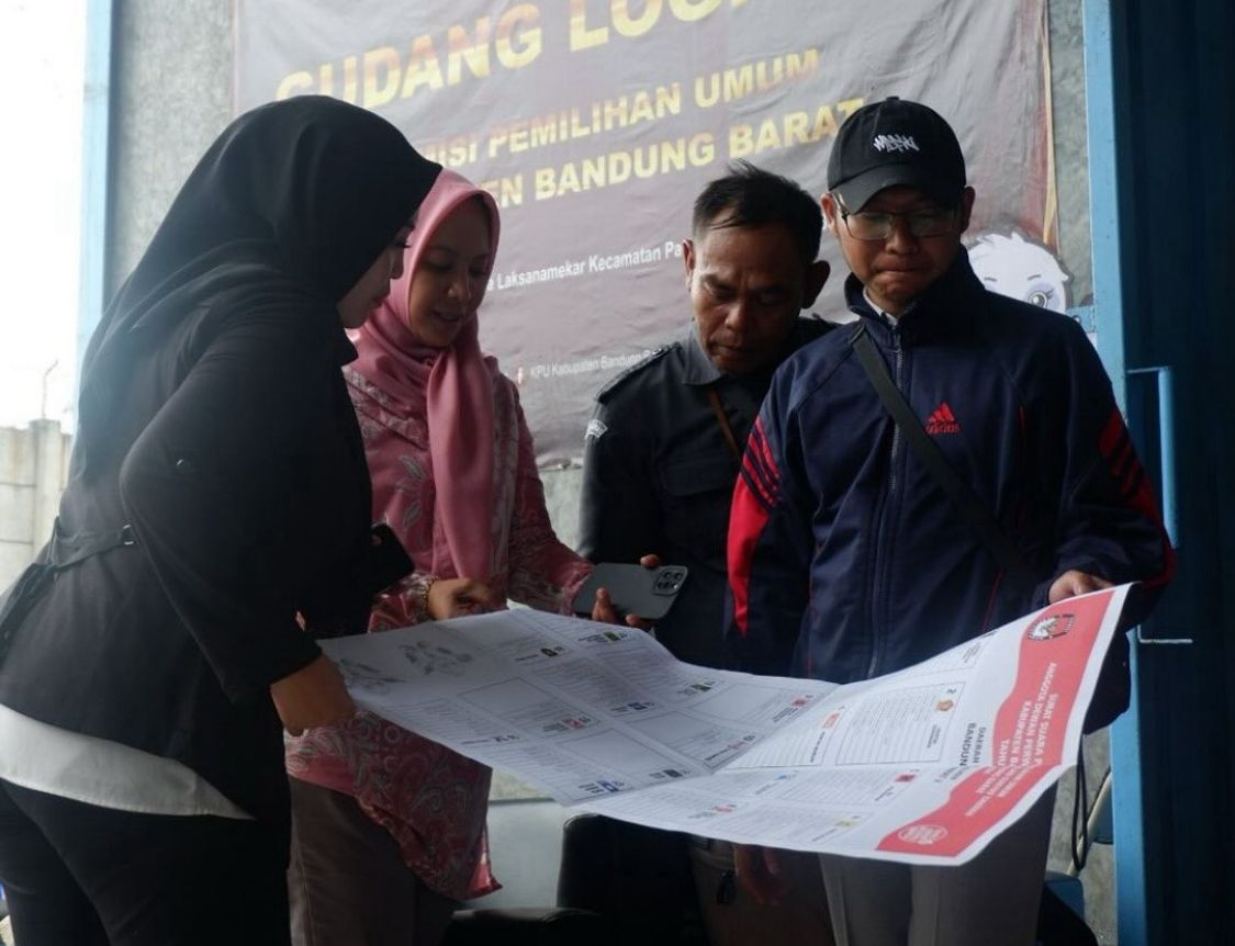 Bawaslu KBB saat memeriksa surat suara Pemilihan Legislatif (Pileg) di Ngamprah, Bandung Barat. Selasa (19/2). Foto Jabarekspres