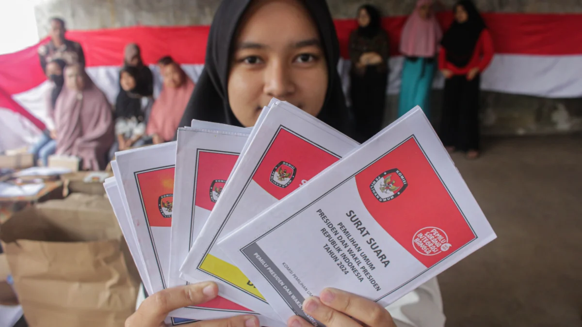 Pemilih muda menunjukan surat suara Pemilu 2024. (Pandu Muslim/Jabar Ekspres)