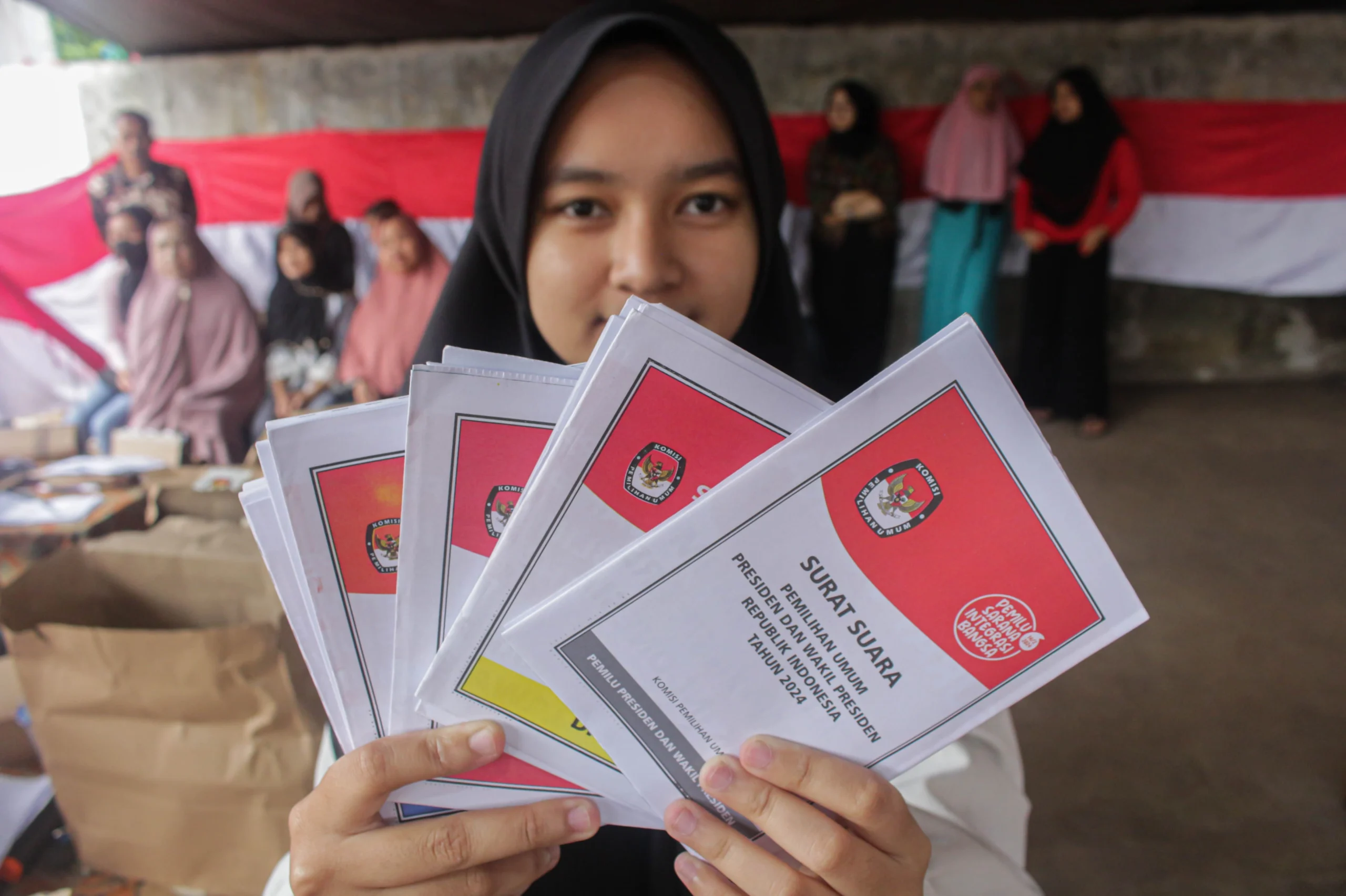 Pemilih muda menunjukan surat suara Pemilu 2024. (Pandu Muslim/Jabar Ekspres)