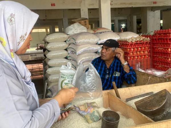 Potret emak-emak membeli beras saat naiknya harga beras di Kota Sukabumi.