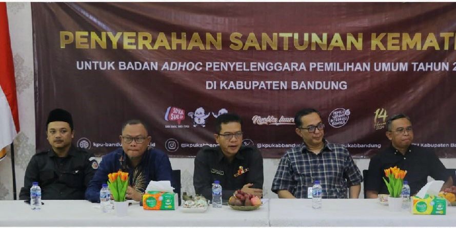 Pemkab Bandung Berikan Santunan BPJS Ketenagakerjaan Kepada Ahli Waris Petugas Pemilu yang Meninggal Dunia. Foto Istimewa