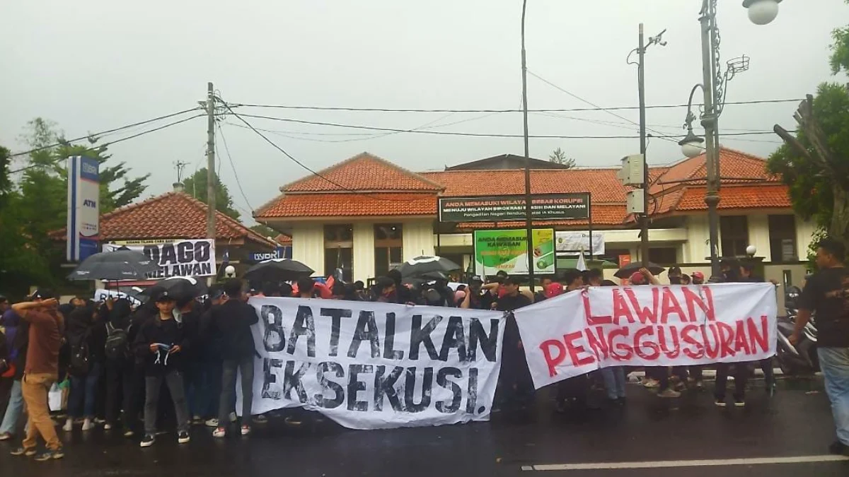 Aksi unjuk rasa ratusan warga Dago Elos di Pengadilan Negeri (PN) Bandung, Rabu (21/2). (Nizar/Jabar Ekspres)