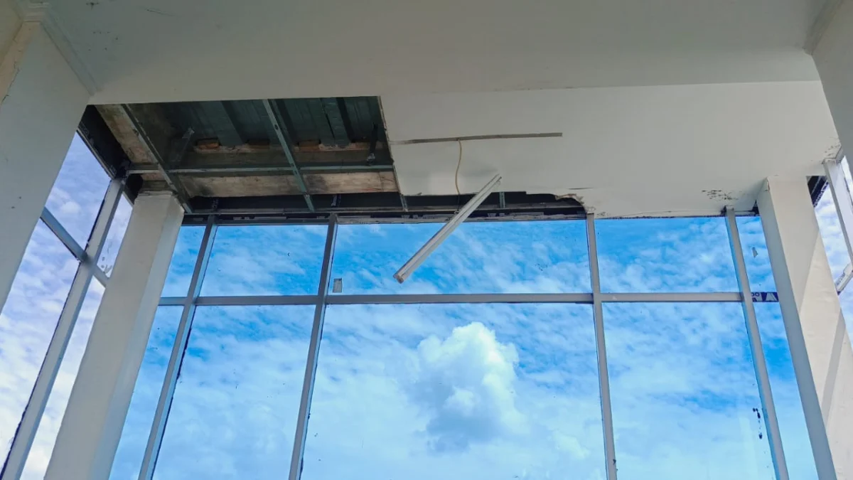 Bagian enternet atap lantai dua Gedung Perpus Kota Banjar jebol diinjak kucing pada akhir pekan lalu. Beberapa pihak menilai, kerusakan terjadi akibat kualitas bangunan kurang baik.