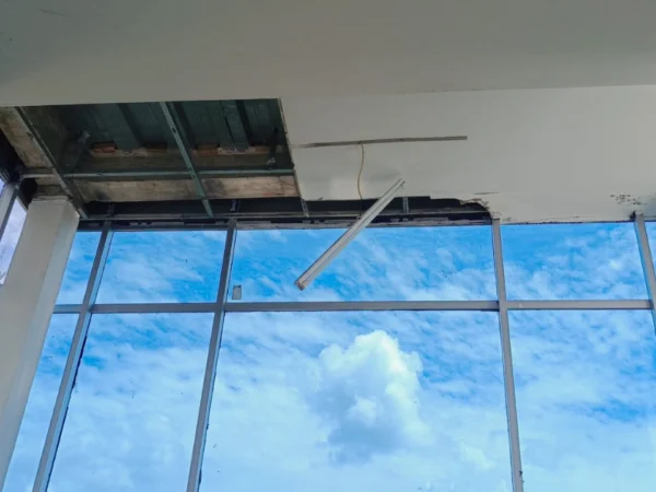 Bagian enternet atap lantai dua Gedung Perpus Kota Banjar jebol diinjak kucing pada akhir pekan lalu. Beberapa pihak menilai, kerusakan terjadi akibat kualitas bangunan kurang baik.