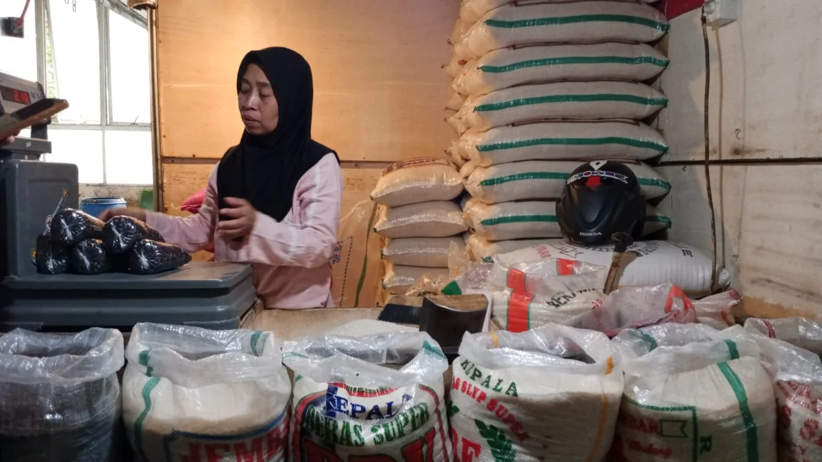 Pedagang beras di Pasar Atas Kota Cimahi mengaku was-was akibat kenaikan harga beras.