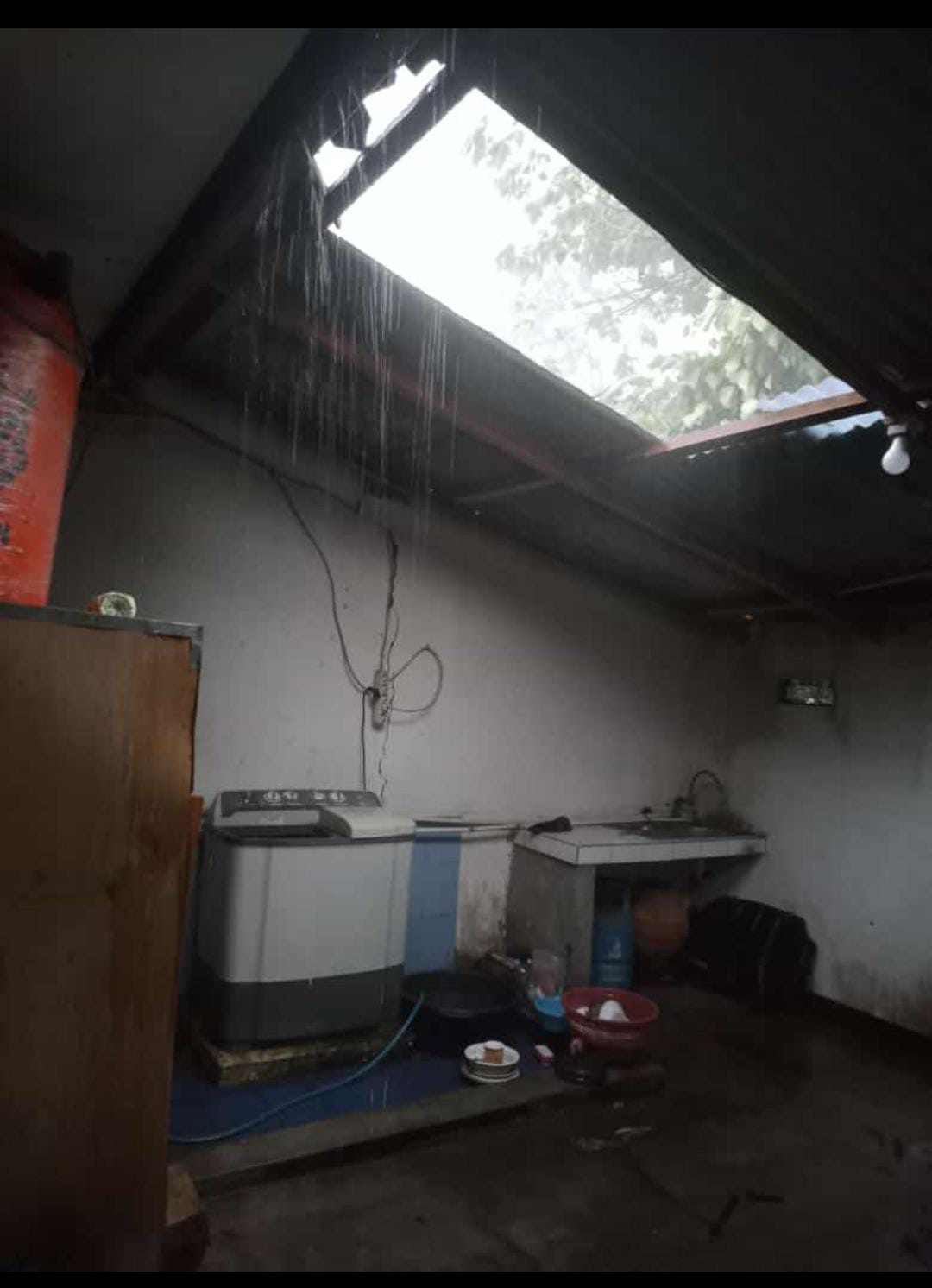 Kerusakan rumah warga di Desa Cisempur, Kecamatan Jatinangor, Kabupaten Sumedang akibat angin puting beliung, Rabu (21/2).
