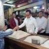 CEK HARGA BERAS: Wali Kota Bogor, Bima Arya saat meninjau sejumlah pedagang beras di Pasar Kebon Kembang, Kecamatan Bogor Tengah, Rabu (21/2).