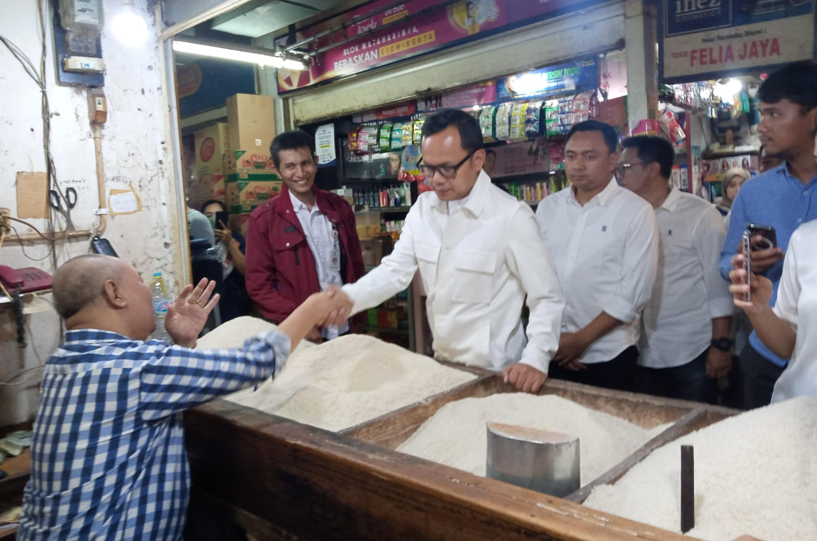 CEK HARGA BERAS: Wali Kota Bogor, Bima Arya saat meninjau sejumlah pedagang beras di Pasar Kebon Kembang, Kecamatan Bogor Tengah, Rabu (21/2).