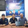 Caleg DPRD Kota Bogor dari Partai Nasdem, Fajar Muhammad Nur (Tengah) bersama timnya saat ditemui di Sekretariat DPD Nasdem Kota Bogor, Rabu (21/2).