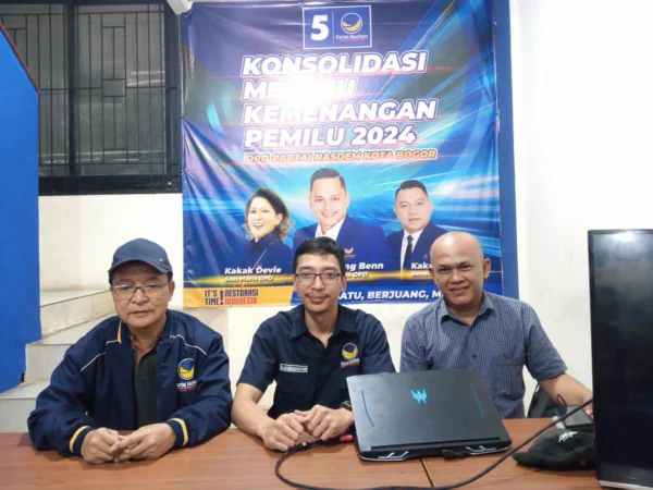 Caleg DPRD Kota Bogor dari Partai Nasdem, Fajar Muhammad Nur (Tengah) bersama timnya saat ditemui di Sekretariat DPD Nasdem Kota Bogor, Rabu (21/2).