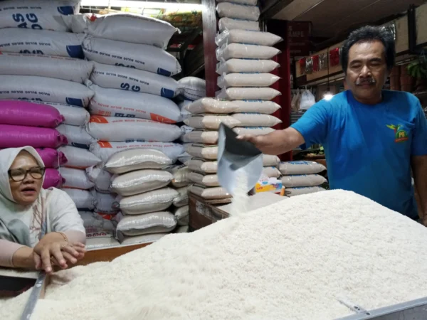 Pedagang beras di Pasar Atas Kota Cimahi menyatakan kekhawatiran atas harga beras yang berdampak pada penurunan jumlah pembeli dan ketersediaan stok barang yang terbatas.