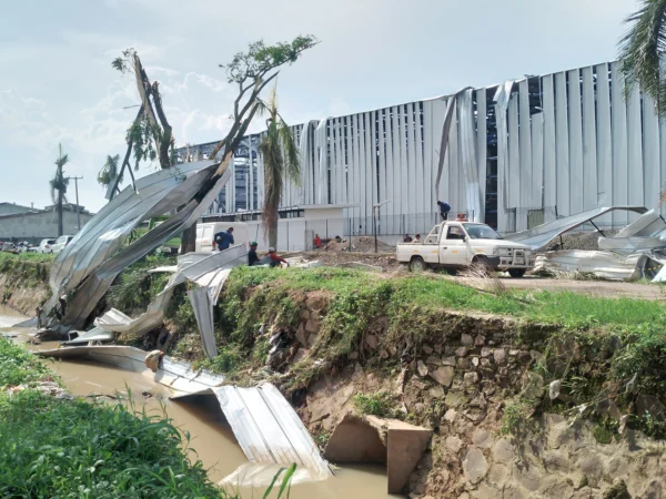 Ilustrasi: Bangunan gudang pabrik PT MAU di Kawasan Industri Dwipapuri Abadi, Kecamatan Cimanggung, Sumedang yang rusak diterjang angin puting beliung. (Yanuar/Jabar Ekspres