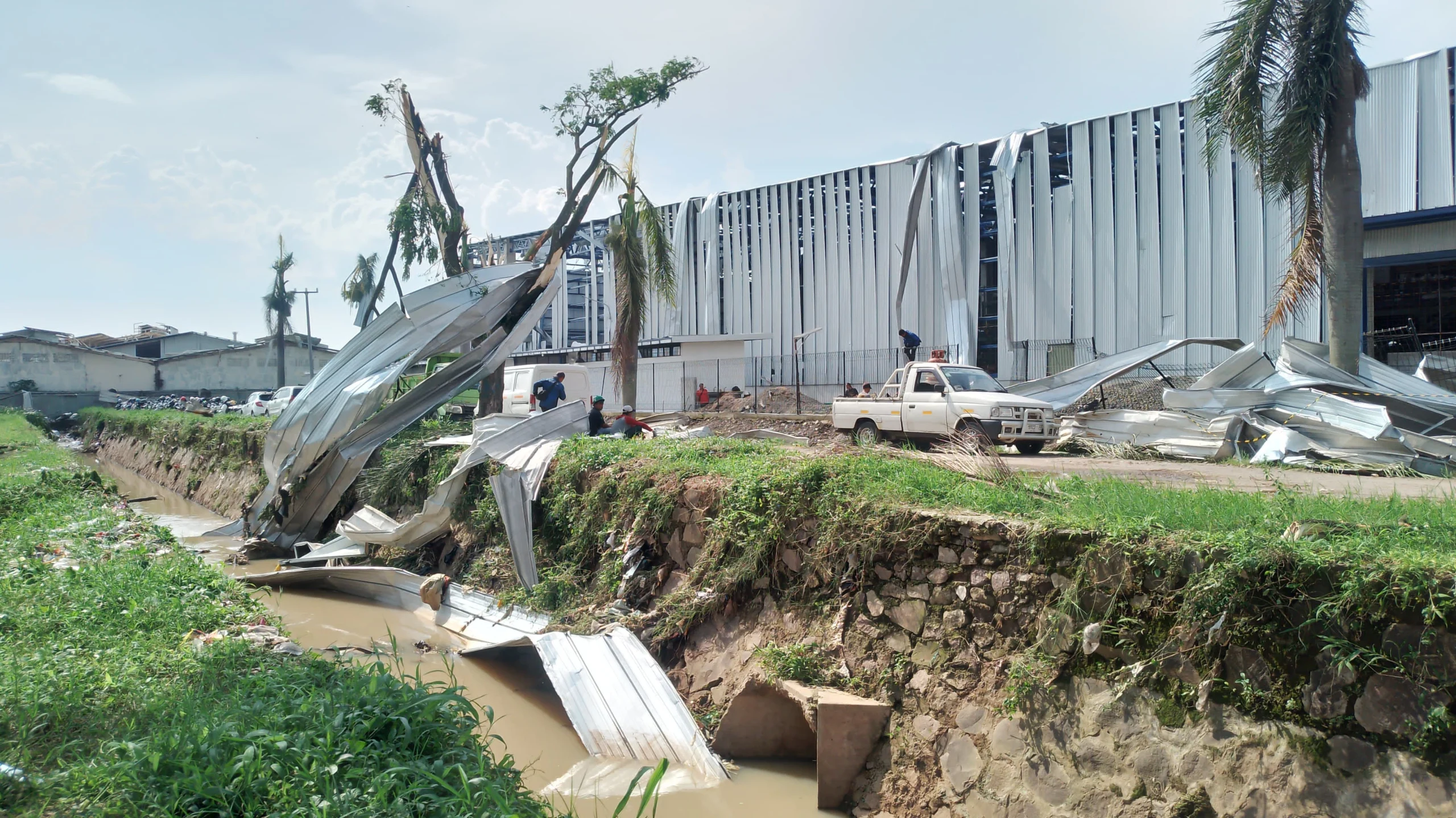 Ilustrasi: Bangunan gudang pabrik PT MAU di Kawasan Industri Dwipapuri Abadi, Kecamatan Cimanggung, Sumedang yang rusak diterjang angin puting beliung. (Yanuar/Jabar Ekspres