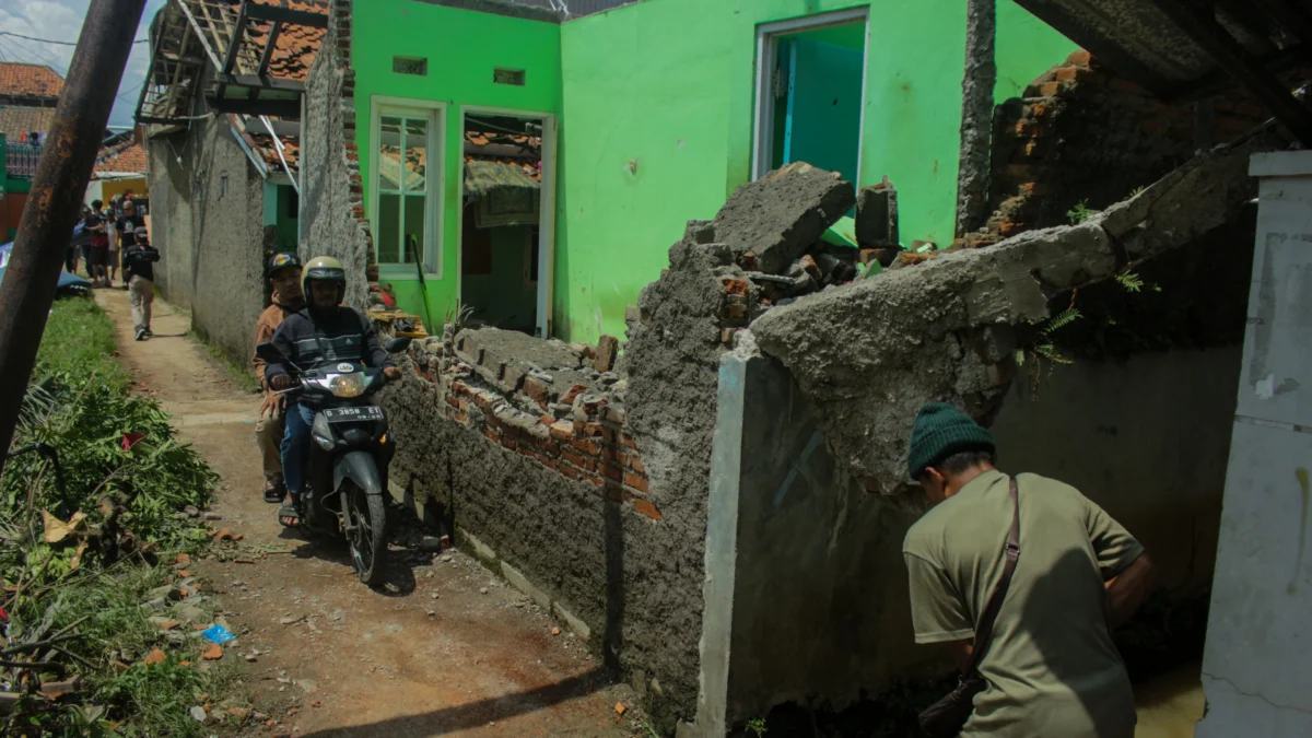 Sejumlah rumah warga rusak akibat puting beliung di Desa Sukadana, Cimanggung, Kabupaten Bandung. (Pandu Muslim/Jabar Ekspres)