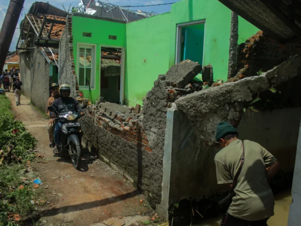 Sejumlah rumah warga rusak akibat puting beliung di Desa Sukadana, Cimanggung, Kabupaten Bandung. (Pandu Muslim/Jabar Ekspres)