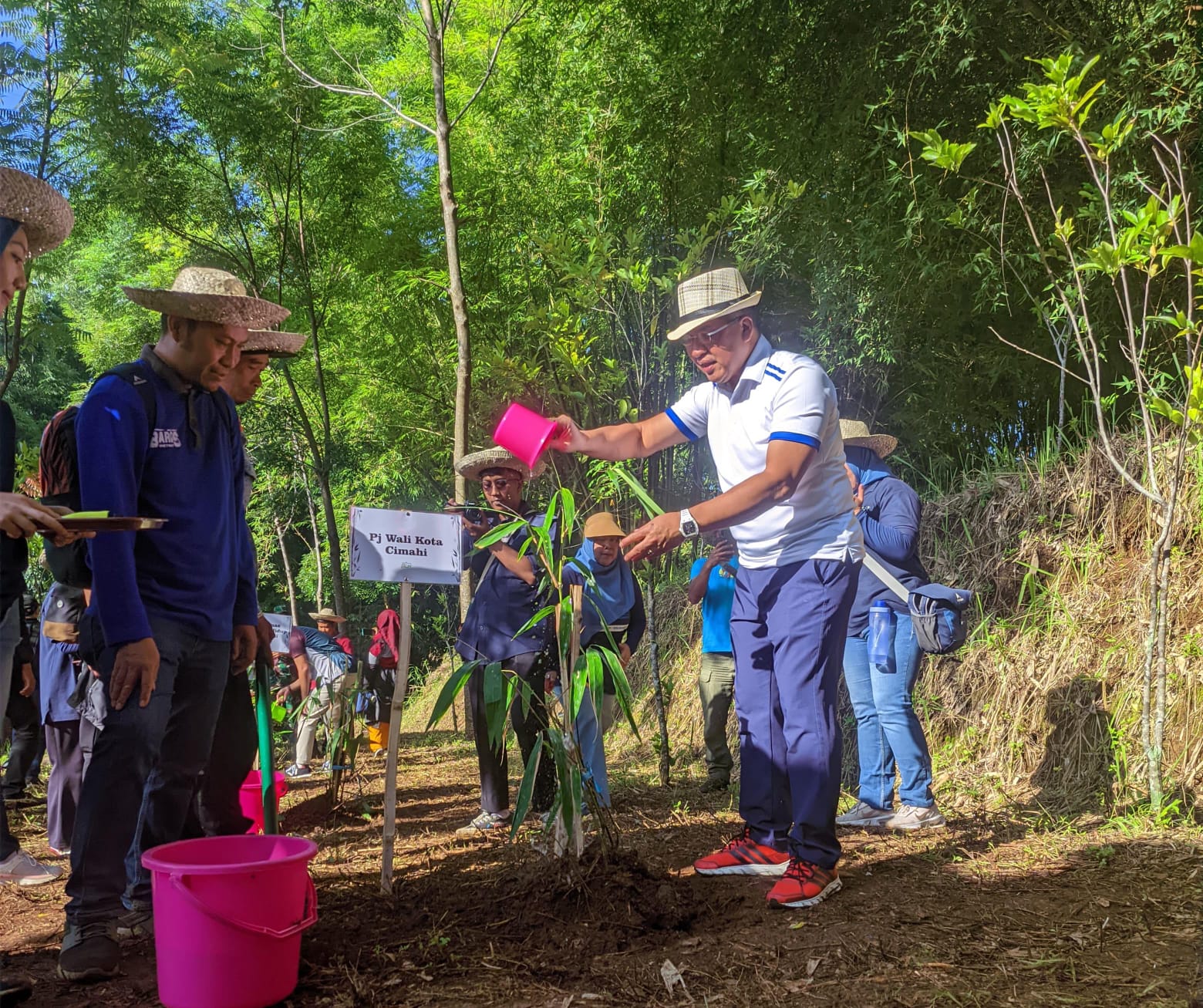 Doc. Pj Wali Kota Cimahi, Dicky Saromi saat Penanaman Bambu di Eco Wisata Cimenteng (mong)
