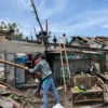 Warga saat membersihkan puing-puing reruntuhan rumah saat angin puting beliung melanda Kabupaten Bandung dan Sumedang. Foto Agi Jabar Ekspres