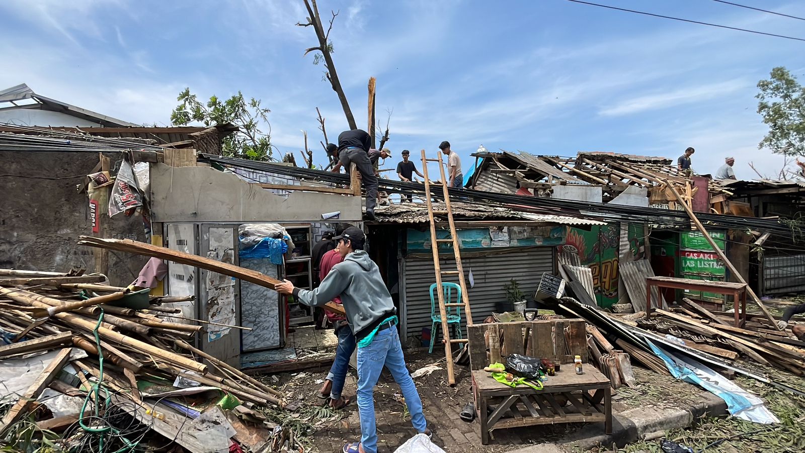 Warga saat membersihkan puing-puing reruntuhan rumah saat angin puting beliung melanda Kabupaten Bandung dan Sumedang. Foto Agi Jabar Ekspres