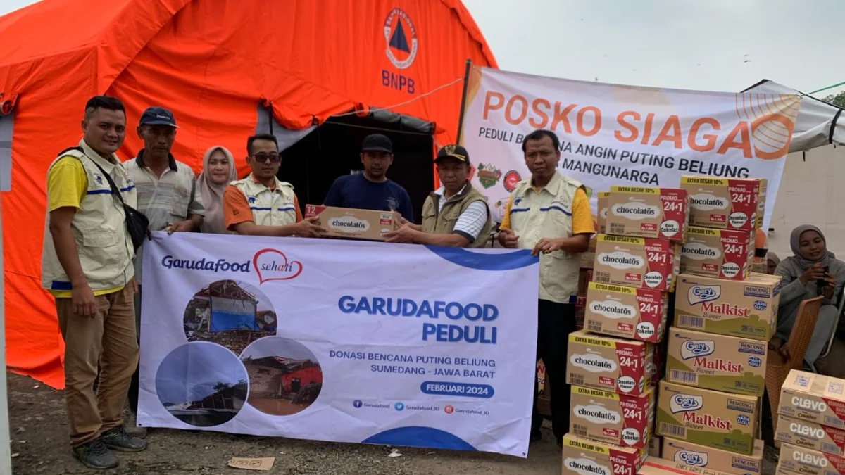 Tim Relawan Garudafood Sehari ketika menyerahkan bantuan produk makanan dan minuman susu untuk korban terdampak musibah angin puting beliung di Posko Bencana Desa Bojongbolang, Kecamatan Cimanggung, Kabupaten Sumedang.