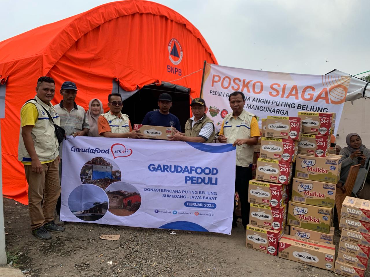 Tim Relawan Garudafood Sehari ketika menyerahkan bantuan produk makanan dan minuman susu untuk korban terdampak musibah angin puting beliung di Posko Bencana Desa Bojongbolang, Kecamatan Cimanggung, Kabupaten Sumedang.