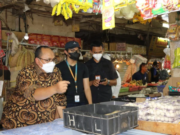 Ketua DPRD Kota Bogor, Atang Trisnanto bersama jajaran saat meninjau harga beras di Pasar Tradisional.