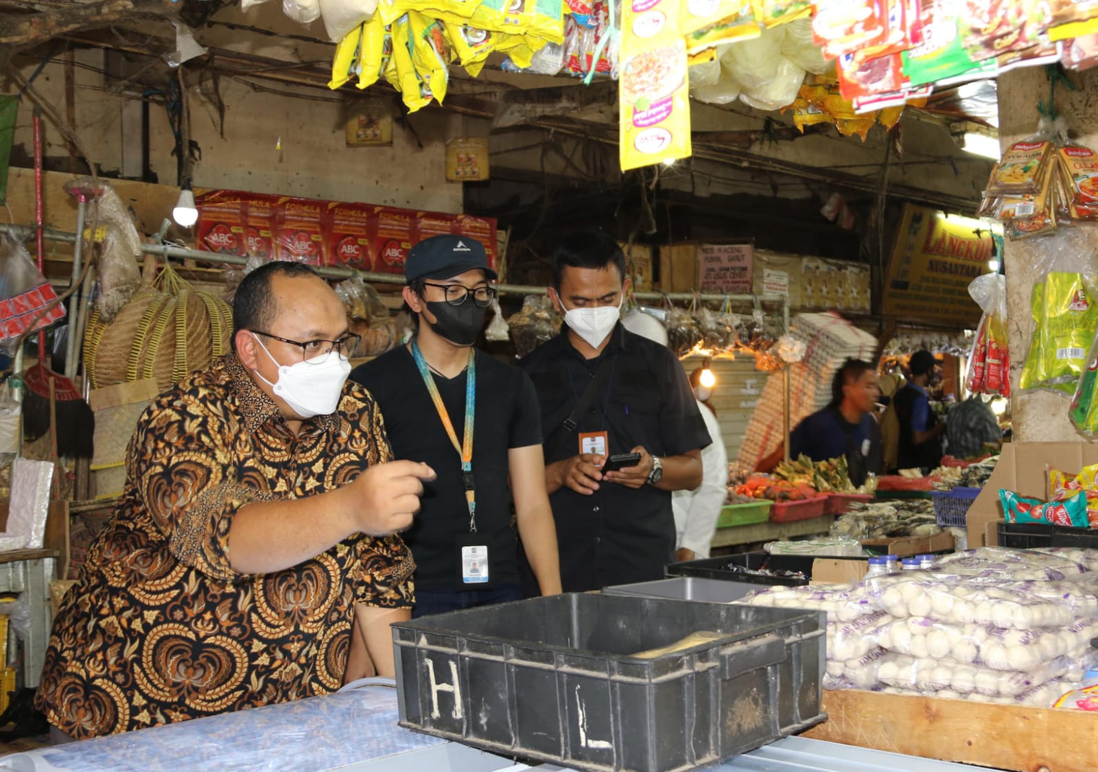 Ketua DPRD Kota Bogor, Atang Trisnanto bersama jajaran saat meninjau harga beras di Pasar Tradisional.