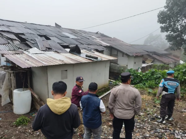 Forkopimcam saat meninjau lokasi terdampak angin puting beliung yang terjadi di Kecamatan Kertasari, Kabupaten Bandung, Sabtu (24/2/2024).